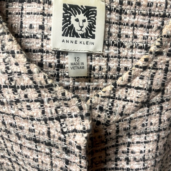 Anne Klein pink tweed suit jacket, size 12. - Picture 2 of 3